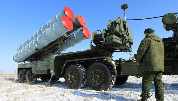 Пусковая установка зенитных ракет комплекса С-400 на территории государственного полигона Капустин Яр.