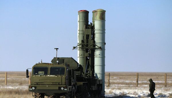 Пусковая установка зенитных ракет комплекса С-400 на территории государственного полигона Капустин Яр.