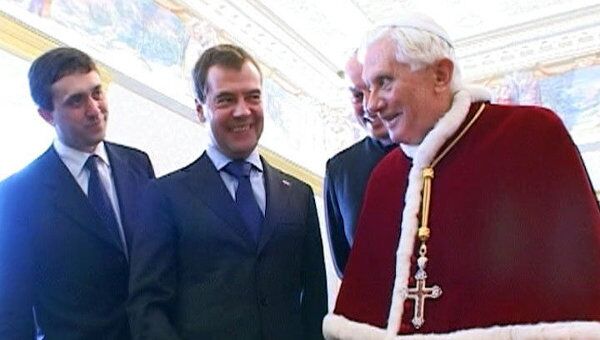 Папа Римский спросил Медведева, живет ли он в Кремле