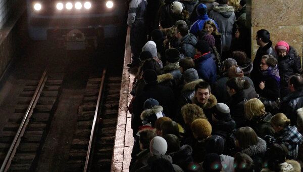 Скопление народа на Сокольнической линии московского метрополитена