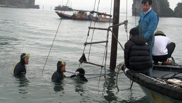 Спасательные работы на месте затонувшего судна во Вьетнаме