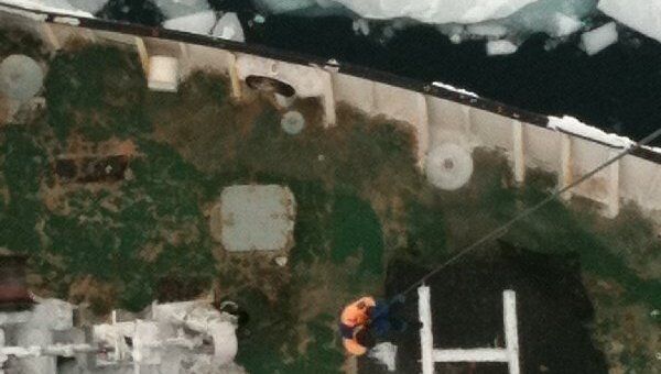 Вертолет МЧС эвакуировал беременную женщину с борта судна в Охотском море