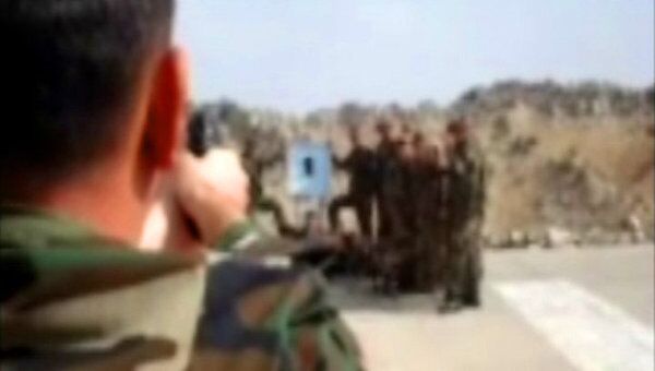 Турецкий солдат снял на мобильный телефон опасные развлечения офицера