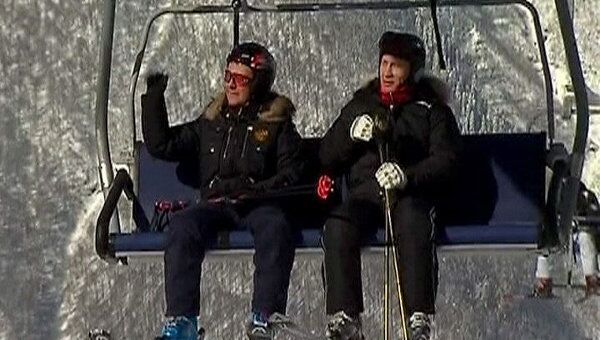 Медведев и Путин вместе прокатились на горных лыжах