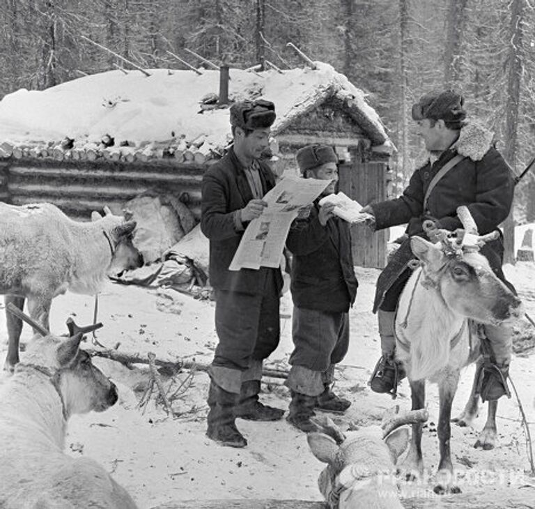 Почтальон на олене привез свежие газеты для охотников. 1965 г. 