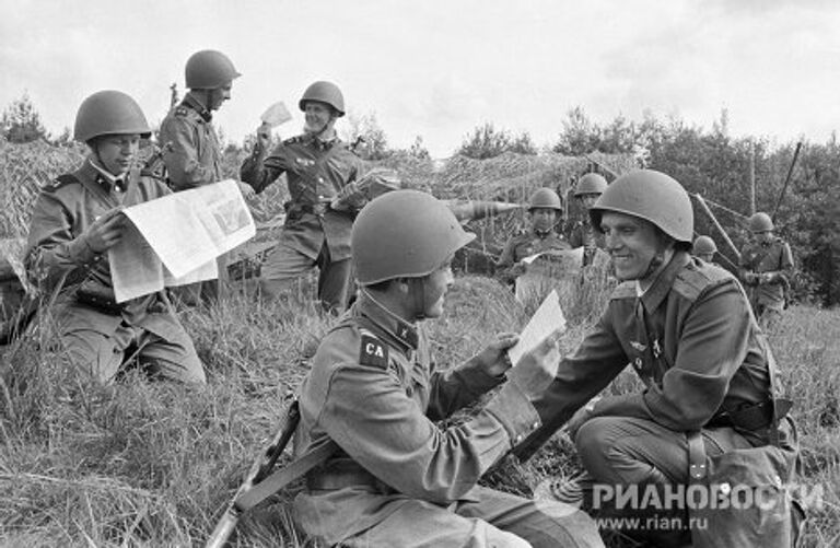 Военнослужащие Московского округа ПВО получили почту. 1984 г.