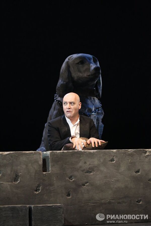 Максим Суханов в спектакле Ветер шумит в тополях на сцене театра им. Вахтангова