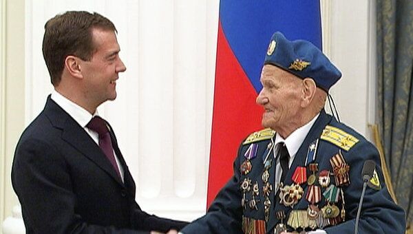 Медведев наградил 99-летнего десантника орденом Александра Невского