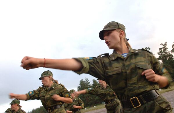Девушки, поступившие на первый курс Рязанского высшего воздушно-десантного командного училища имени генерала армии В.Ф.Маргелова