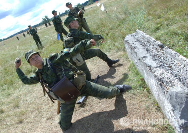 Девушки, поступившие на первый курс Рязанского высшего воздушно-десантного командного училища имени генерала армии В.Ф.Маргелова