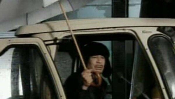 Каддафи в машине и под зонтом рассказал о своем местонахождении 