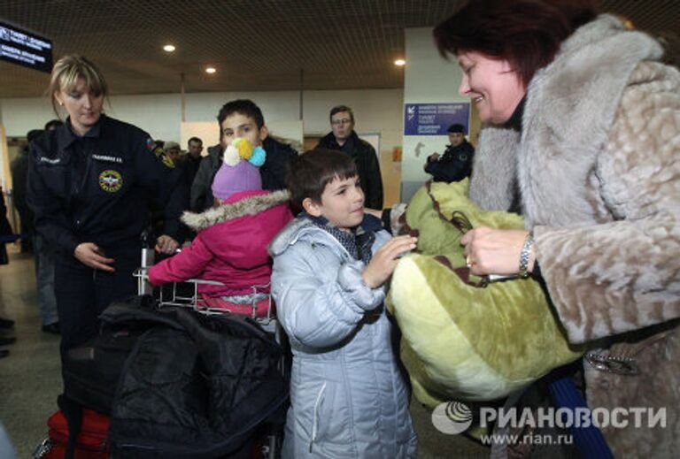 Встреча российских граждан, эвакуированных из Ливии в аэропорту Домодедово