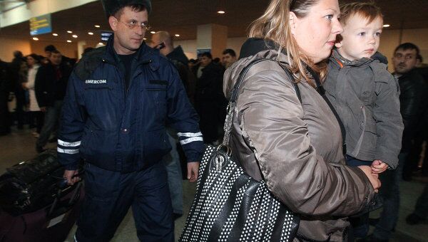 Встреча российских граждан, эвакуированных из Ливии в аэропорту Домодедово
