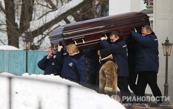 Прощание братьев. Пугачева на похоронах. Могила брата Пугачевой. Могила Аллы Пугачевой.