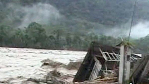 Мощное наводнение смывает дома в Перу и Боливии