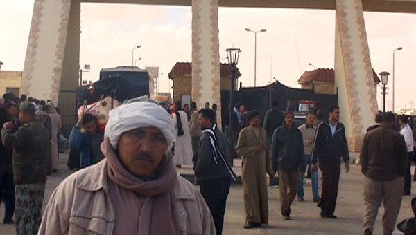 Египтяне бегут из Ливии на автобусах, машинах и даже пешком
