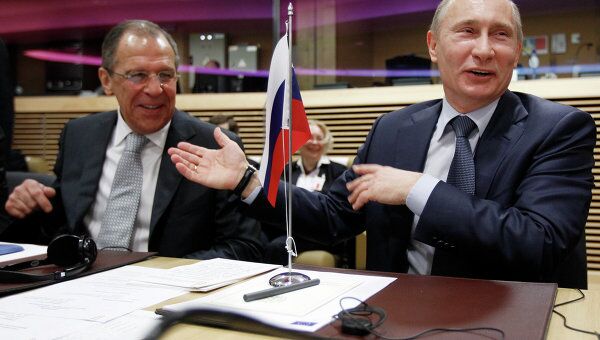 Борьба репортеров за хороший кадр, в ходе которой один попытался укусить другого, рассмешила Путина
