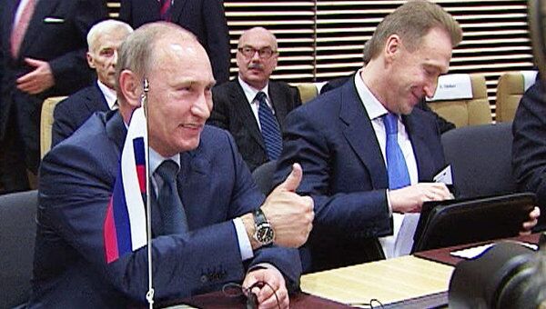 Путин назвал молодцом фотокора, зубами отвоевавшего место для съемки