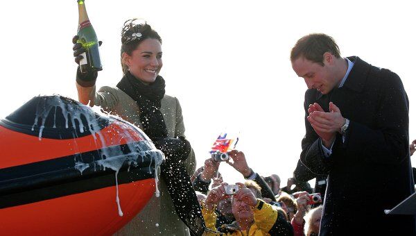 Кейт Миддлтон и принц Уильям спустили на воду спасательную шлюпку 