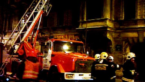 На тушении горящей коммуналки в Петербурге работали 12 пожарных машин 