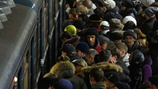 Движение на красной линии метро задерживалось из-за падения человека