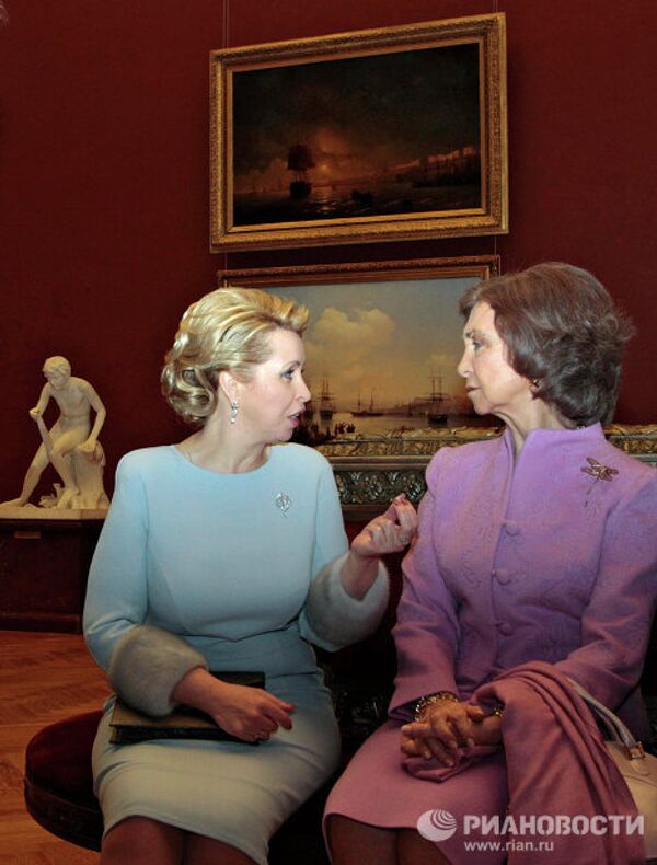 Супруга президента РФ Светлана Медведева и испанская королева София посетили Русский музей