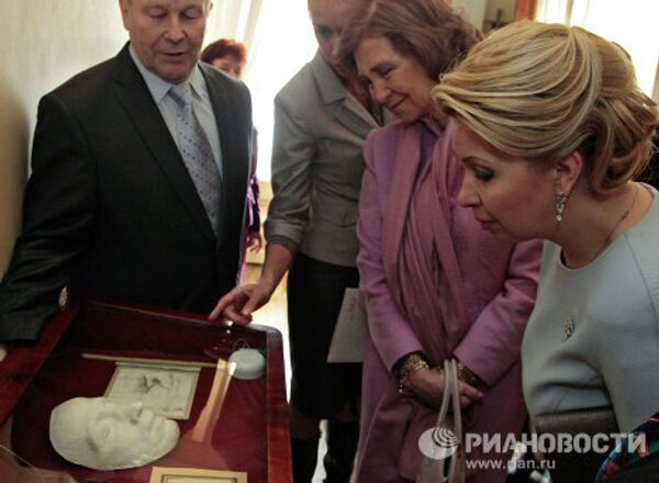 Супруга президента РФ Светлана Медведева и испанская королева София посетили Музей-квартиру Пушкина
