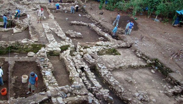 Раскопки в перуанской провинции Вилькабамба, где найдена могила знатного представителя древней доиспанской культуры Уари