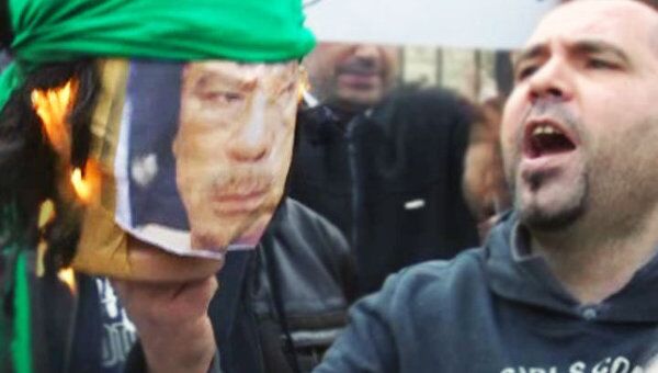 Турецкие правозащитники сожгли голову Каддафи у посольства Ливии