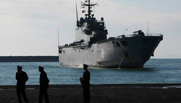 Корабль военно-морского флота Италии Сан-Джорджо, эвакуировавший людей из Ливии