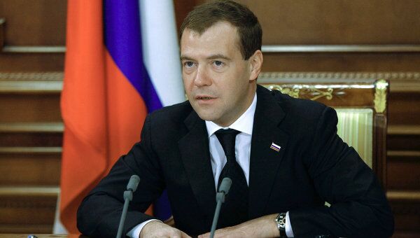 Медведев призывает упростить процедуру выдачи универсальной карты