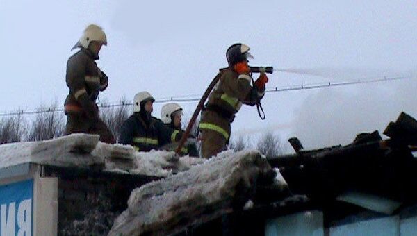 Огонь уничтожил ангар автосалона в Мурманске. Видео с места ЧП 