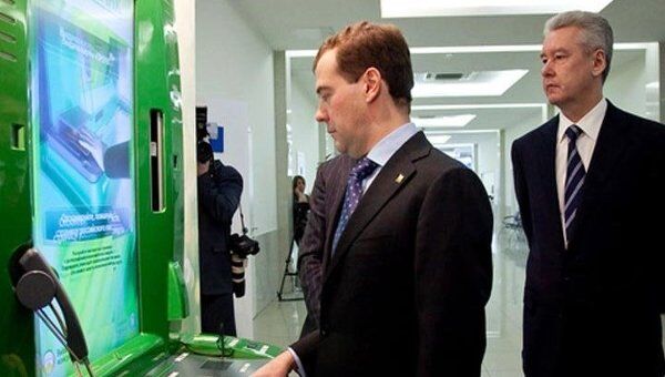 Медведеву показали, как будут оформляться универсальные электронные карты