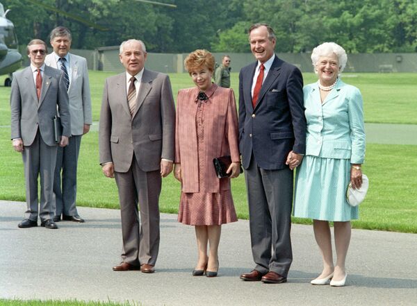 Президент СССР Михаил Горбачев с супругой Раисой Горбачевой и Президент США Джордж Буш с супругой Барбарой Буш