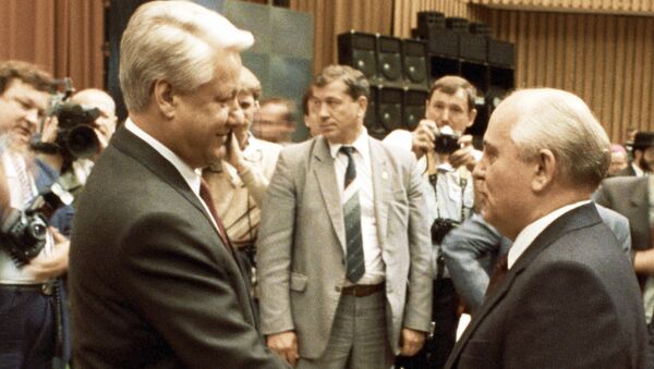 Президент СССР Михаил Горбачев поздравляет Бориса Ельцина с его вступлением в должность Президента РСФСР. Архивное фото