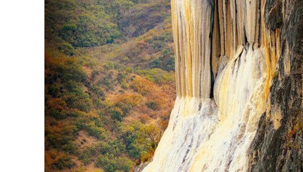 Неподвижные водопады из камня в Мексике