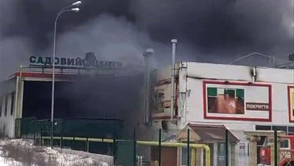 В Запорожье сгорел строительный гипермаркет 