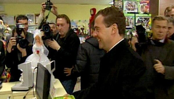 Медведев купил в Элисте китайские шахматы и российское лото