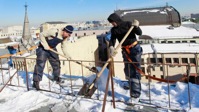 Очистка крыш от снега и льда в Москве