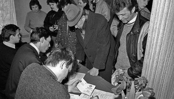 На избирательном участке в Литве в день Всесоюзного референдума 1991 года. Архив