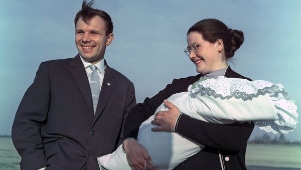 Юрий Гагарин с супругой и дочкой