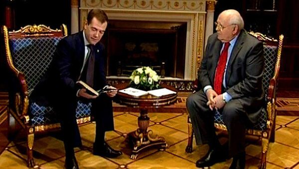 Медведев подарил Горбачеву на юбилей книгу графа Витте и наградил орденом