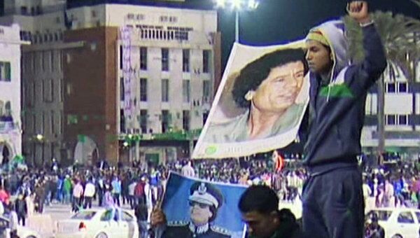 Сторонники Каддафи организовали в его честь фейерверк в центре Триполи