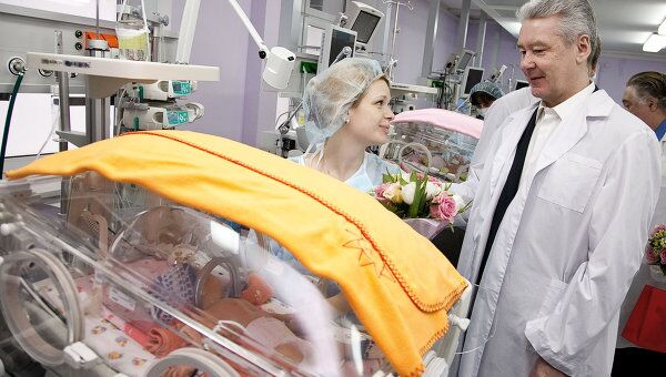 Мэр Москвы Сергей Собянин во время посещения городской клинической больницы №70 в Москве. Архив