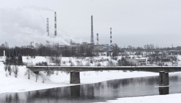 Вид на ЗАО Метахим со стороны реки Волхов