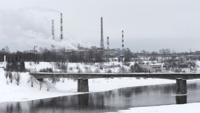 Вид на ЗАО Метахим со стороны реки Волхов