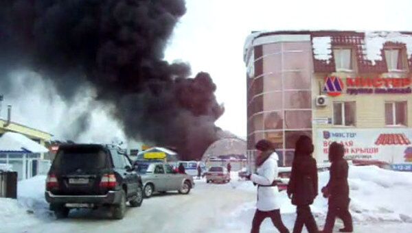 Черный едкий дым пожара на шинном складе заполнил центр Сыктывкара