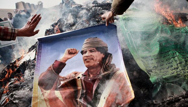 Жители Триполи требуют ухода Каддафи, называя его врагом Аллаха