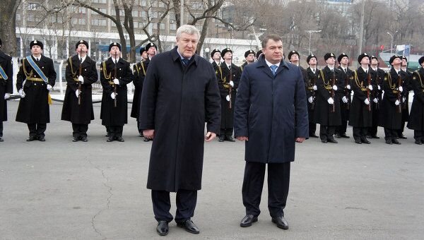 Министр обороны Украины Михаил Ежель (слева) и Глава Минобороны РФ Анатолий Сердюков в дивизии ракетных кораблей во Владивостоке