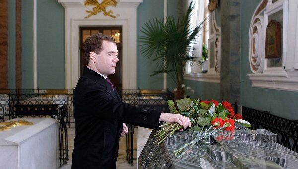 Дмитрий Медведев возлагает цветы к могиле Александра II в Петропавловском соборе